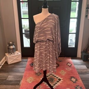 Caramela one shoulder dress, size 3XL, light grey with white print, above knee